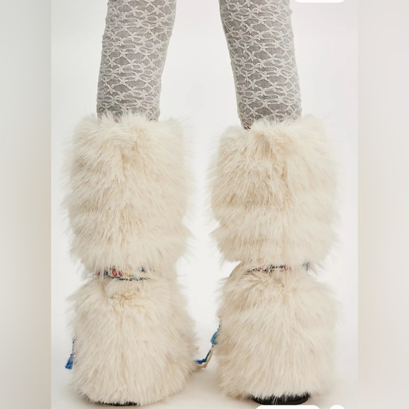 New In Box, Free People Apres Boho All Day Beaded Boots White Faux Fur - Picture 4 of 10